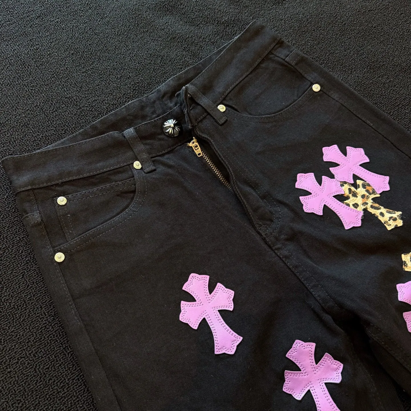 P260 model number: D382 Chrome hearts -CH Chrome hearts new purple leopard print cross-fit leather jeans SIZE#28 30 32 34 36 Size reference # Pants length 100 102 104 106 108 Waist 71 76 81 86 91 Hips 93 98 103 108 113